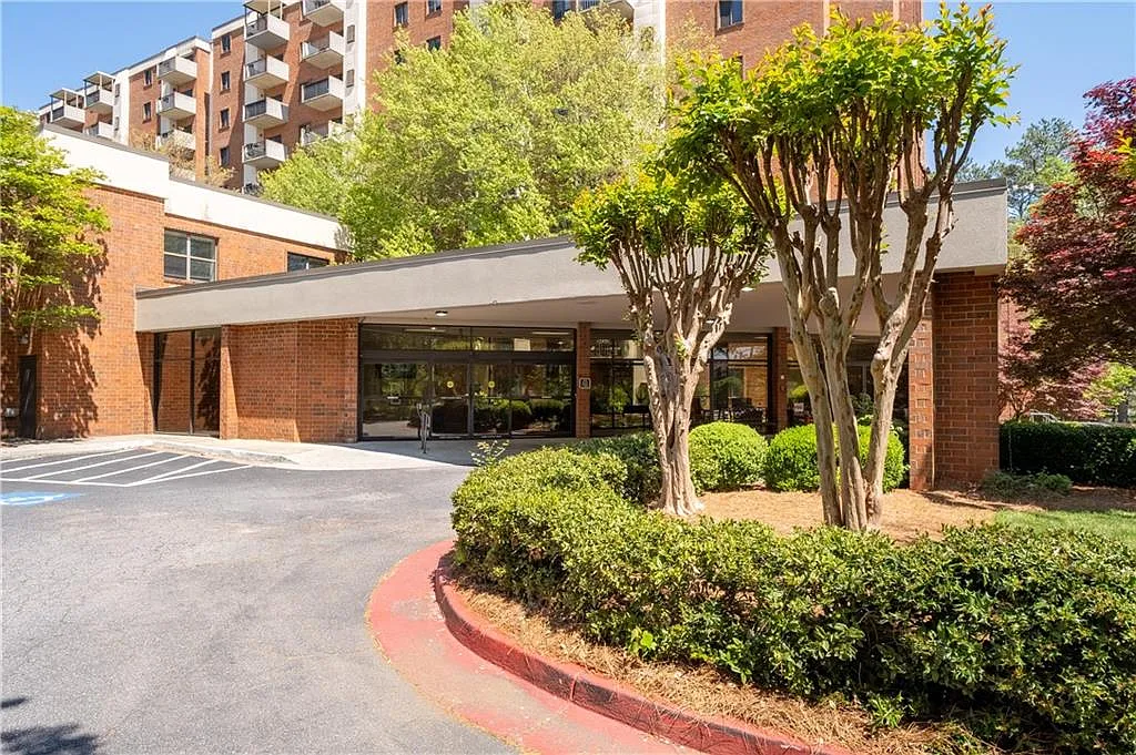 2 bed, 2.0 bath, 1070 sqft, $3,631 — Photo 4