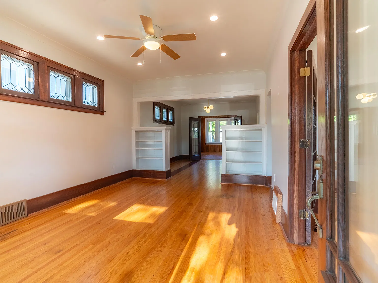 3 bed, 1.5 bath, 1418 sqft, $1,950 — Photo 2