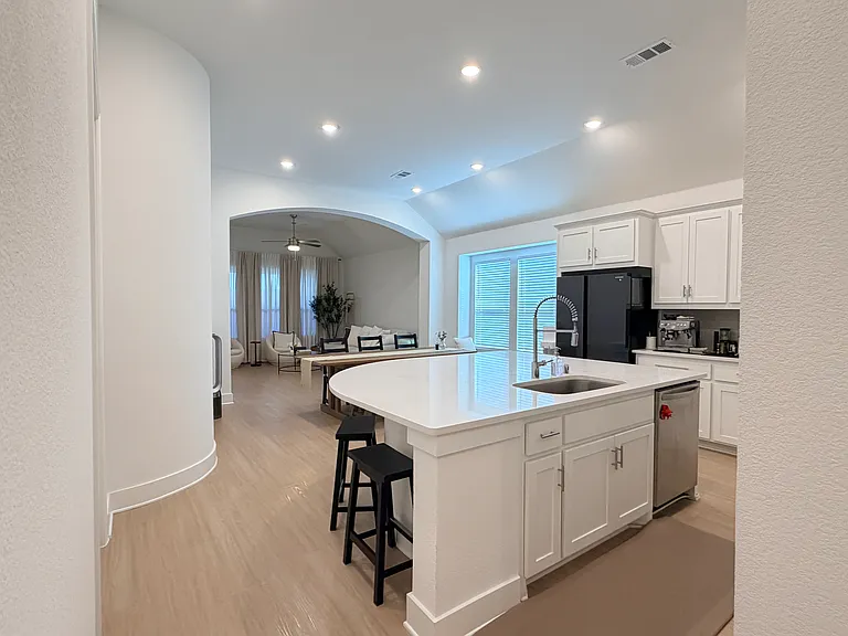 1613 Sandhill Ln — Photo 3