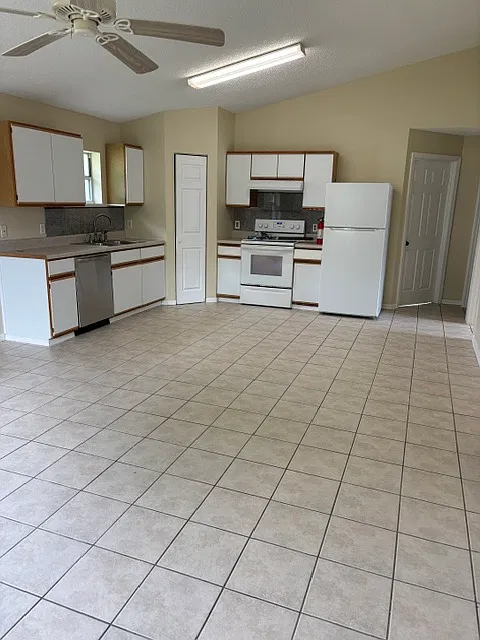 2 bed, 1300 sqft, $1,800 — Photo 2