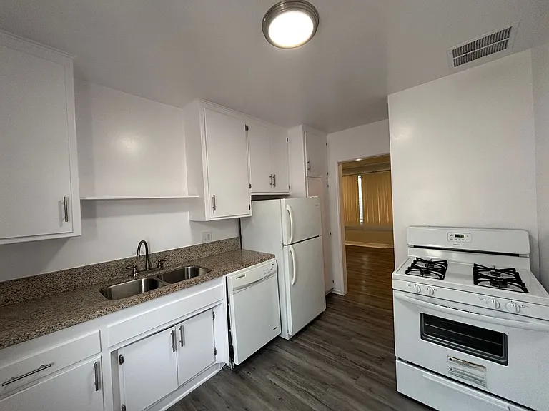 7057 Lanewood Ave — Photo 8