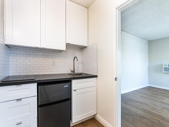 5th image of 12111 Emelita St