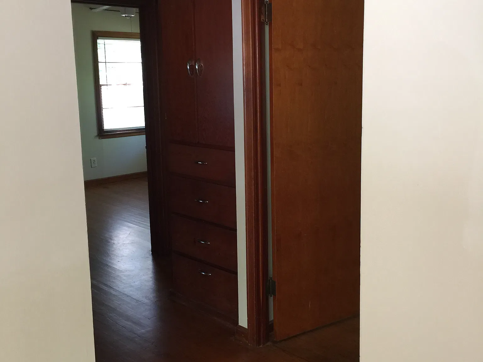 3 bed, 1046 sqft, $1,100 — Photo 3