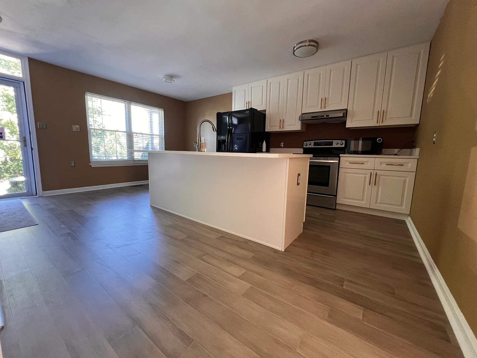 1307 Lobelia Ln — Photo 2