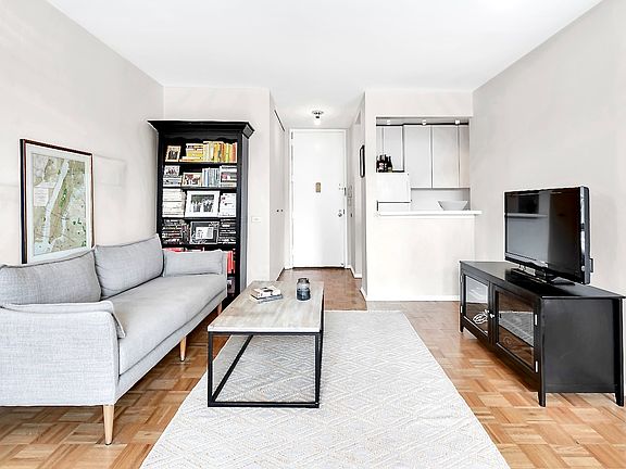 3rd image of 215 W 95th St APT 15L