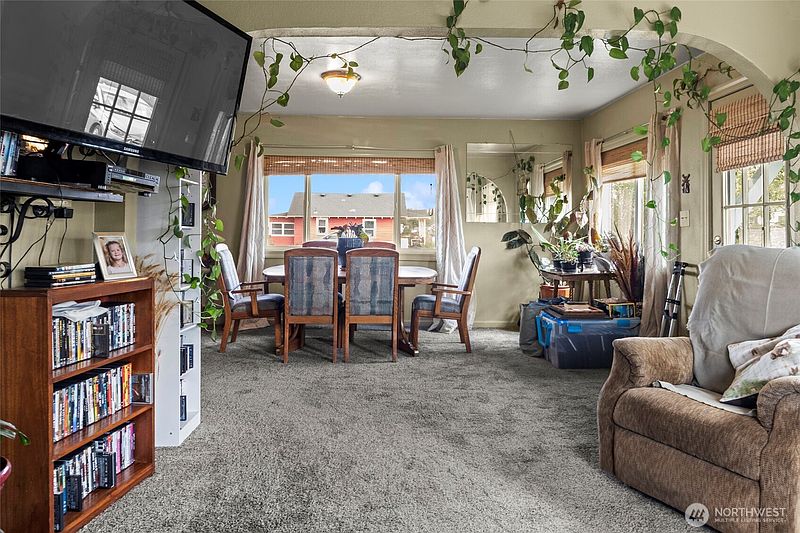 4th image of 409 E Alder Avenue