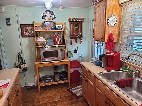 3rd image of 222 Linden St