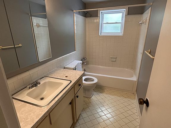 3rd image of 314 Idlewylde Dr #1