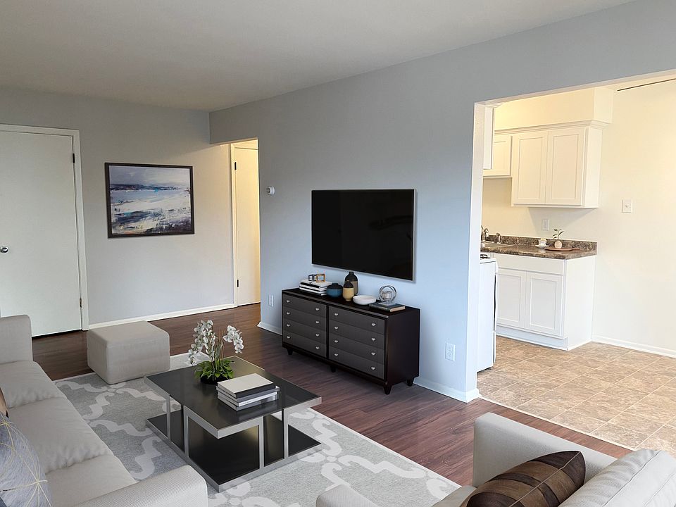 1st image of 1005 15th St E #1409-005