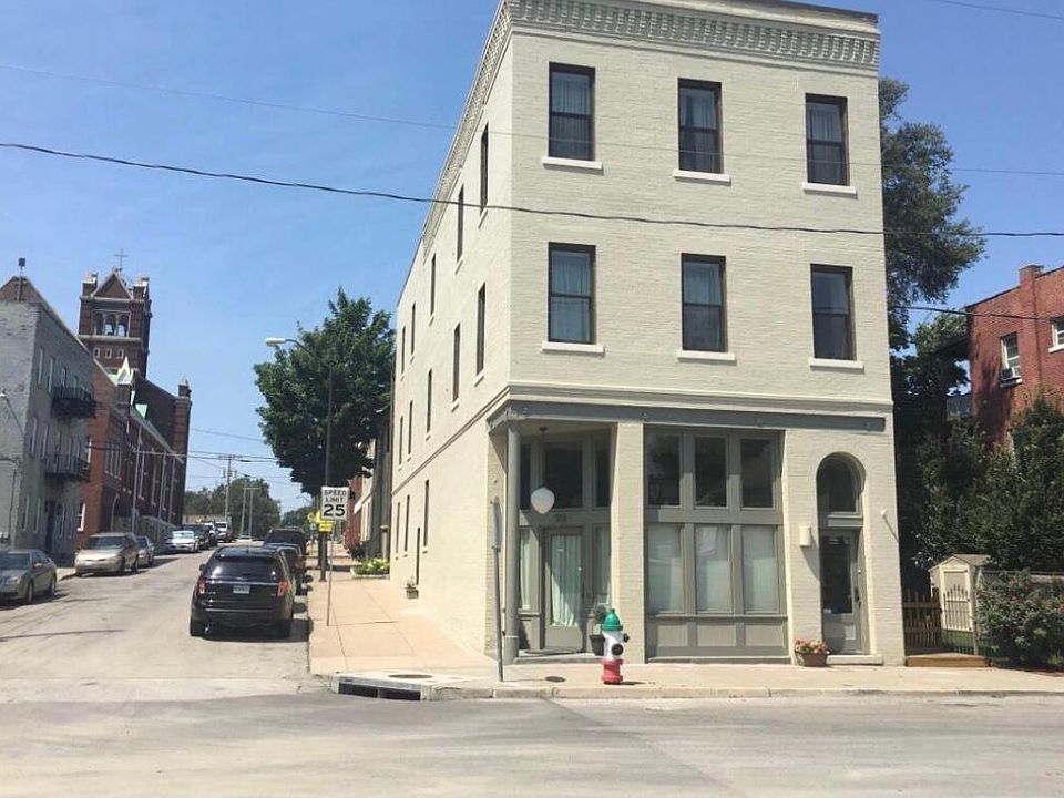 located in the heart of Columbus Park, this condo is a fantastic find.