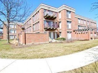 371 Kelburn Rd APT 323, Deerfield, IL 60015
