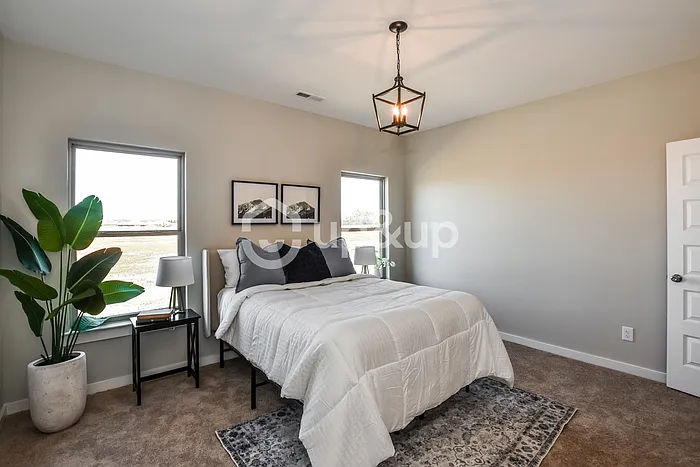 4 bed, 2.0 bath, 2040 sqft, $1,599 — Photo 4