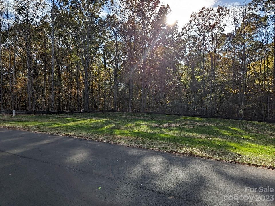 1st image of 165 Heathland Dr #6