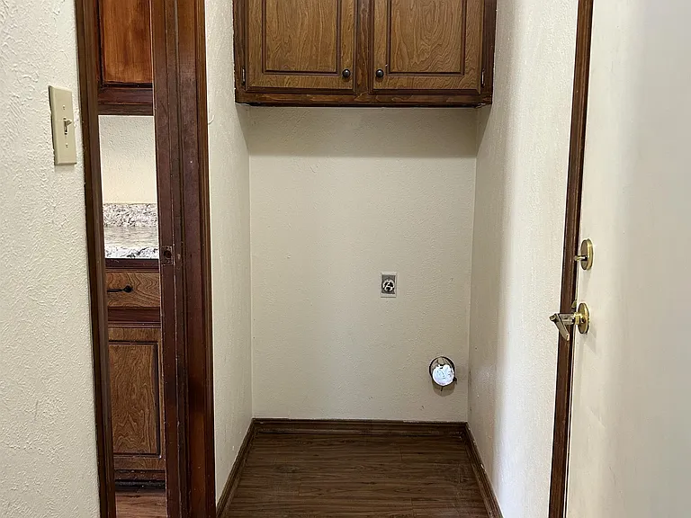 214 Falcon Ct — Photo 13