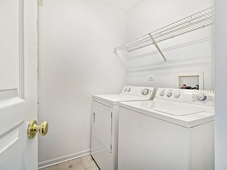 409 Metropolitan St — Photo 17