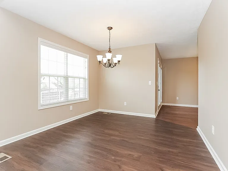210 Valley Ct — Photo 5