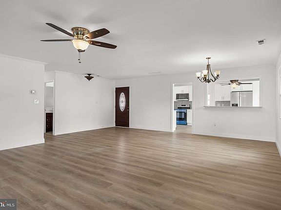 4th image of 46 Hawthorne Ln