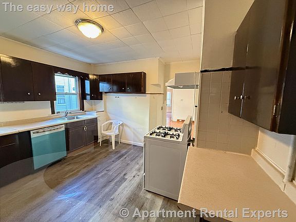3rd image of 13 Waterhouse St #2L