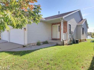 17 Oak Park Rd, Bloomington, IL 61701