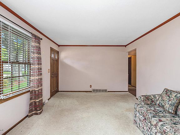 4th image of 2250 Camden Ave SW