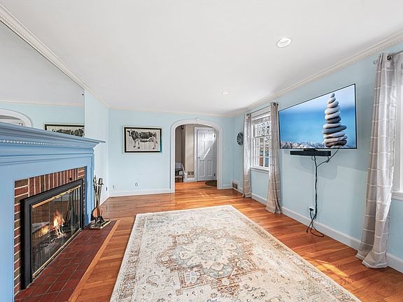 4th image of 32 Colonial Dr