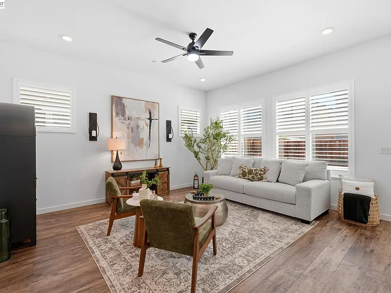 1550 Plumas Dr — Photo 10