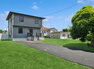 738 Pecan St, Lindenhurst, NY 11757