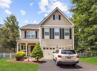 13 Fordham Ct, Kendall Park, NJ 08824