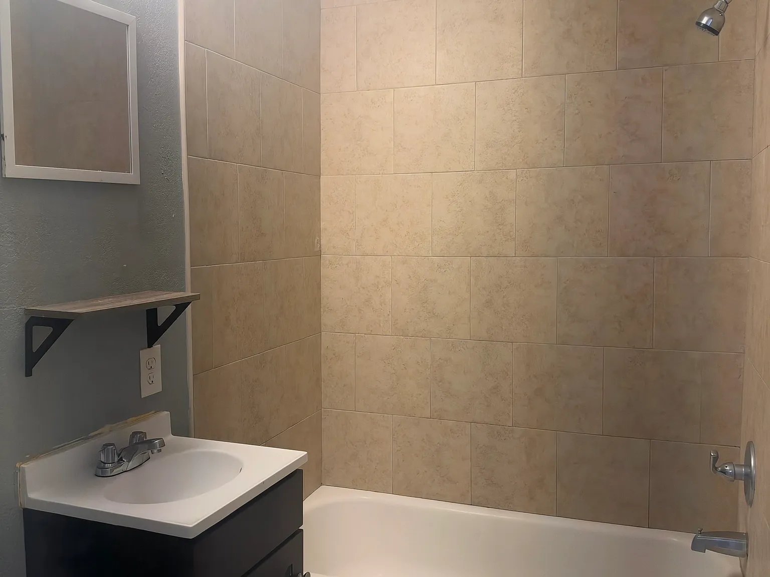 2 bed, 700 sqft, $900 — Photo 3