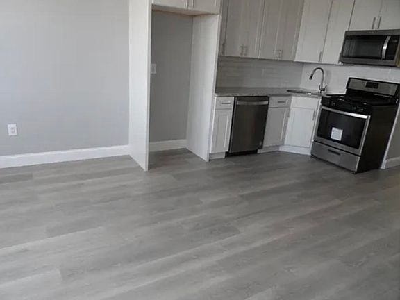 4th image of 209 Avenue F Floor 1