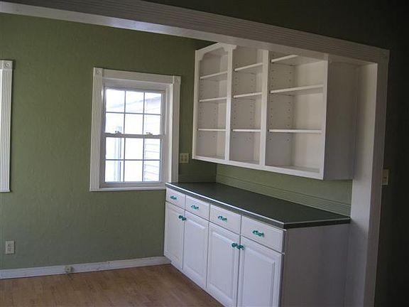5th image of 1303 N Broadway Ave