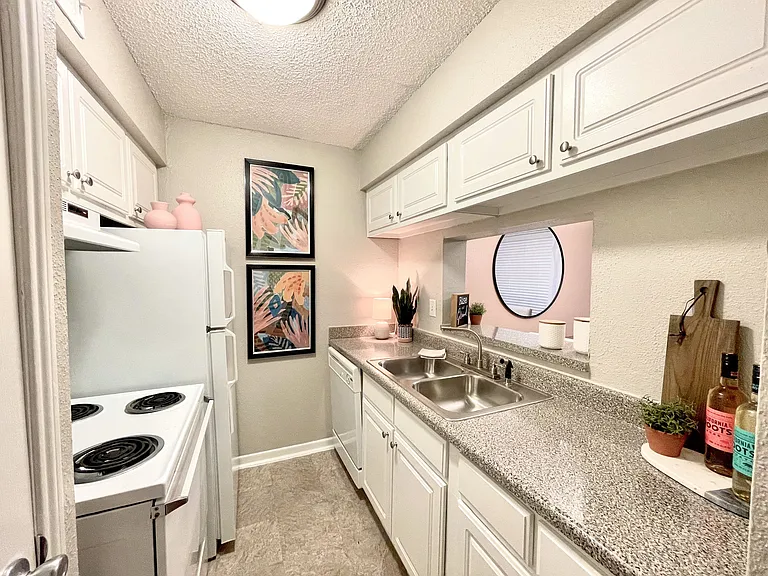 1202 Seagler Rd — Photo 1