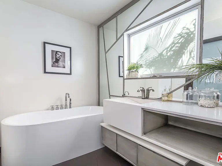 7177 Pacific View Dr — Photo 22