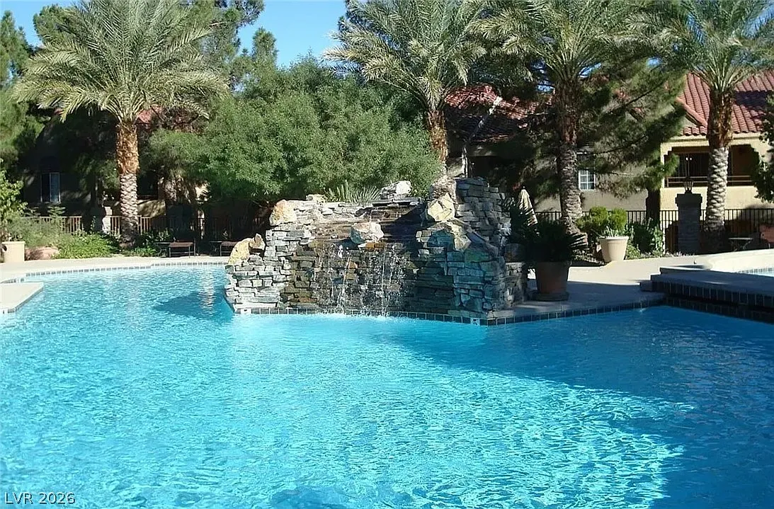 3 bed, 2.0 bath, 1183 sqft, $2,100 — Photo 3