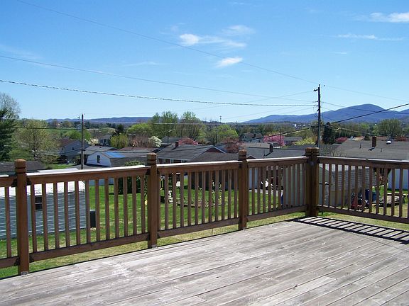 5th image of 704 Glenmore Dr