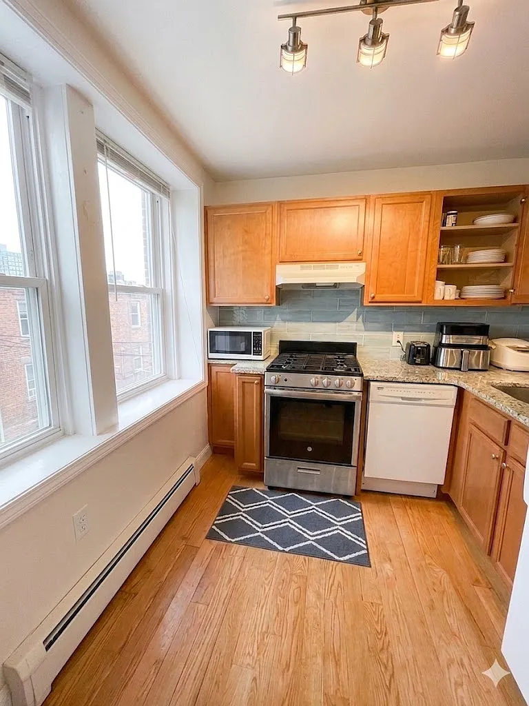 Building Photo - 1054 Cambridge St #4F