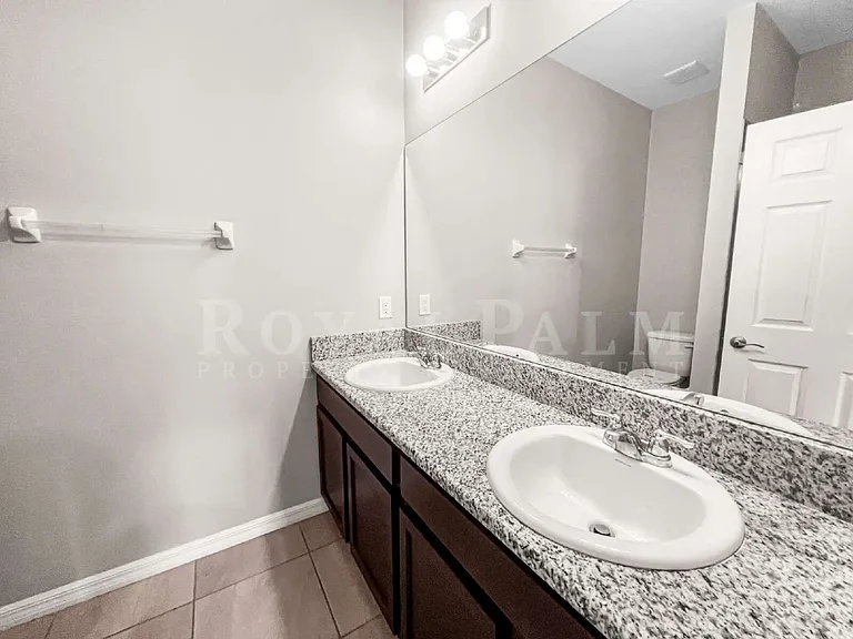 1322 Trafalgar Pkwy — Photo 26