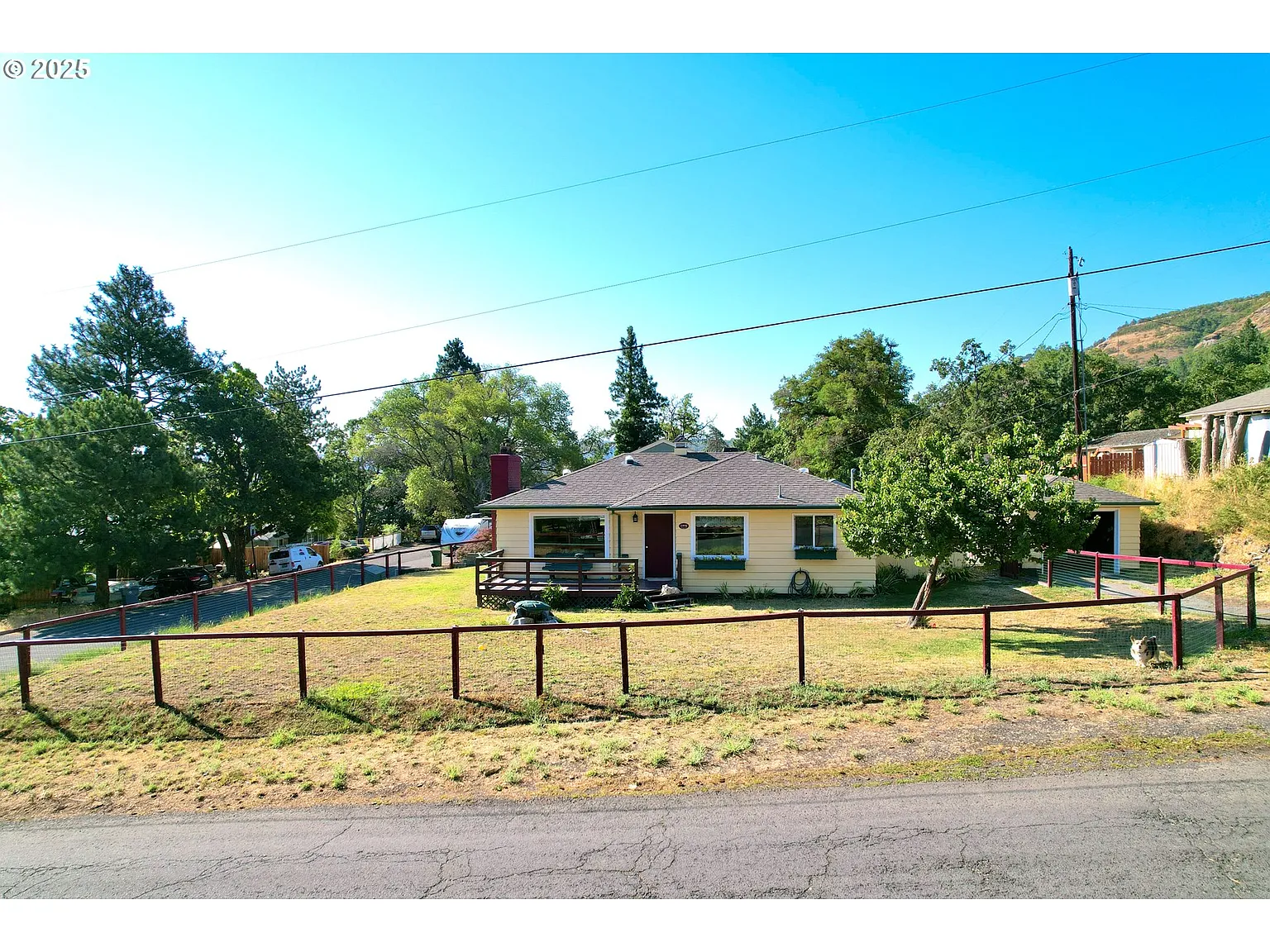 1202 Chinook St photo 1