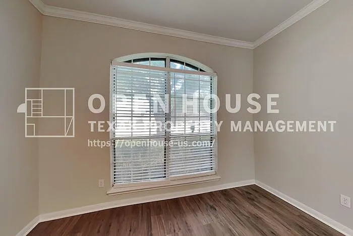 3 bed, 2.0 bath, 2302 sqft, $2,350 — Photo 3