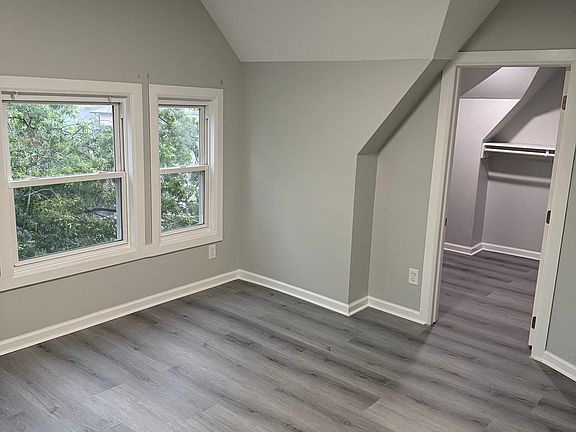 Bedroom w/walk in closet