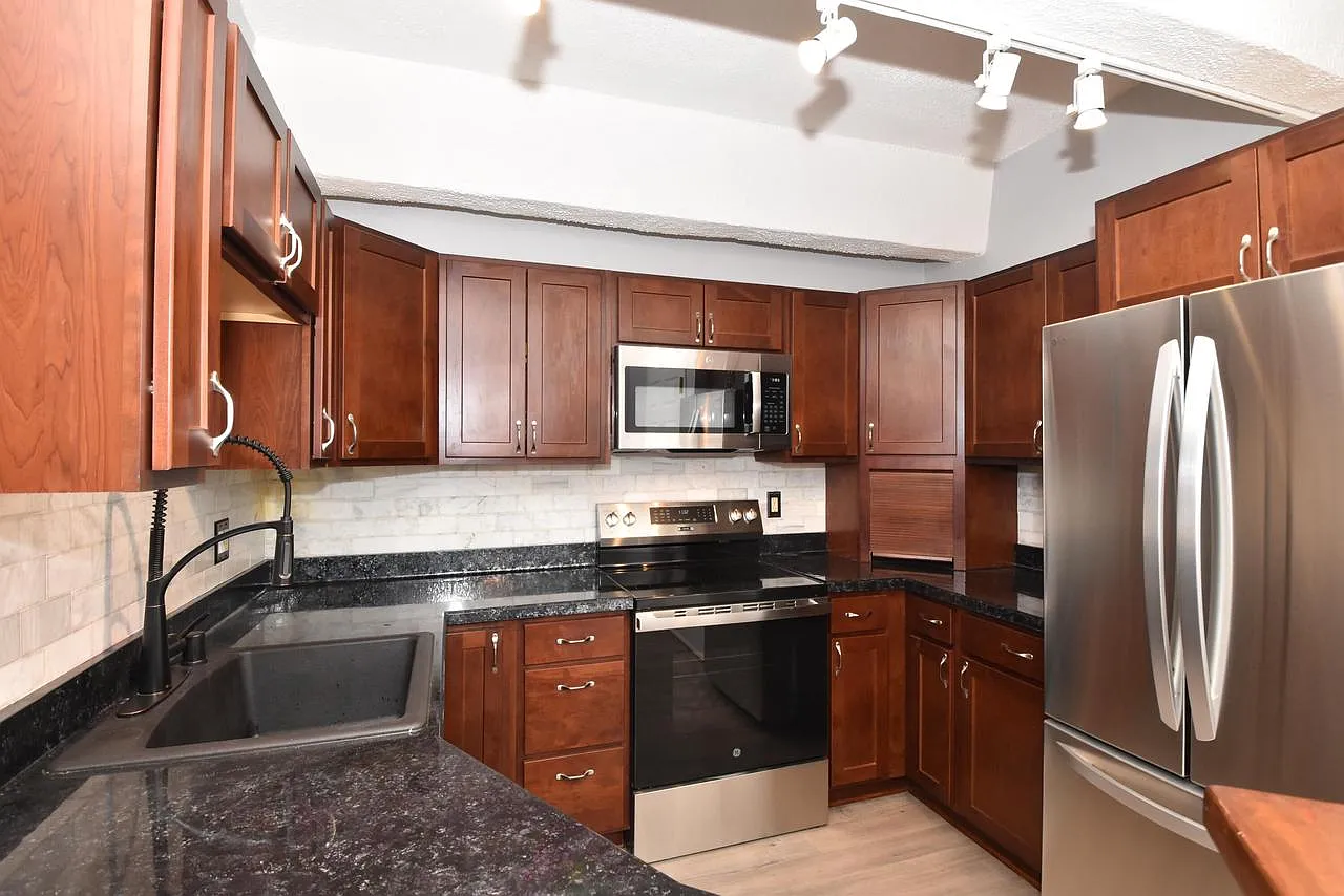 270 East Highland AVENUE #512 photo 1