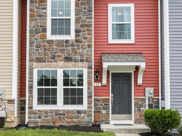 13 Darien Dr, Bunker Hill, WV 25413