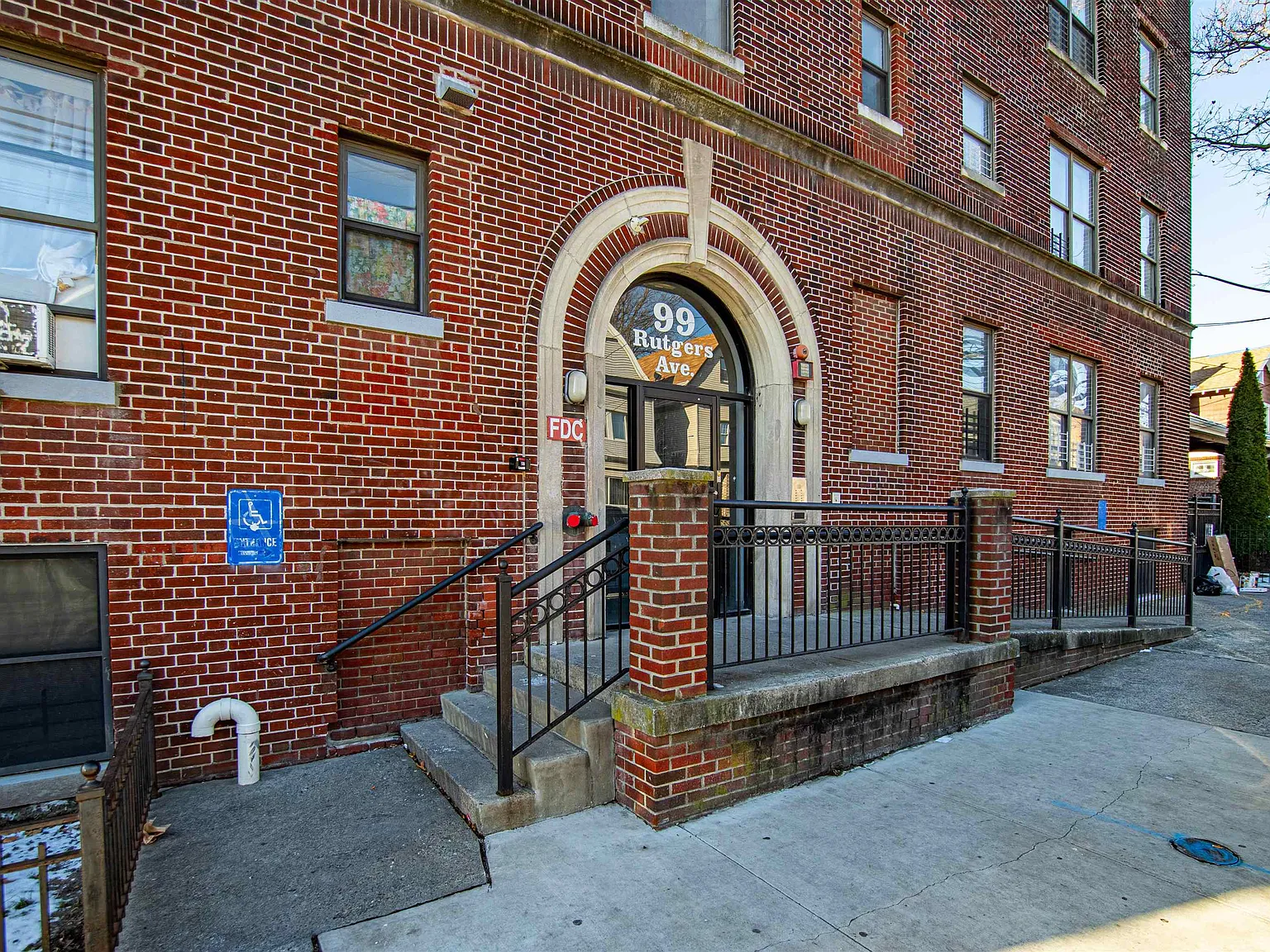 3 bed, 1.0 bath, $2,071 — Photo 2