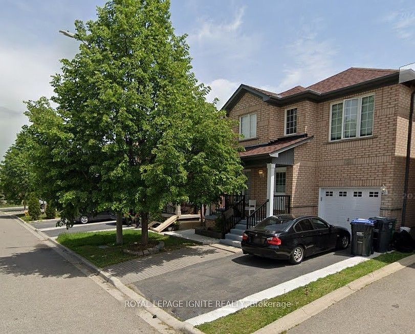 1st image of 26 Roxton Cres