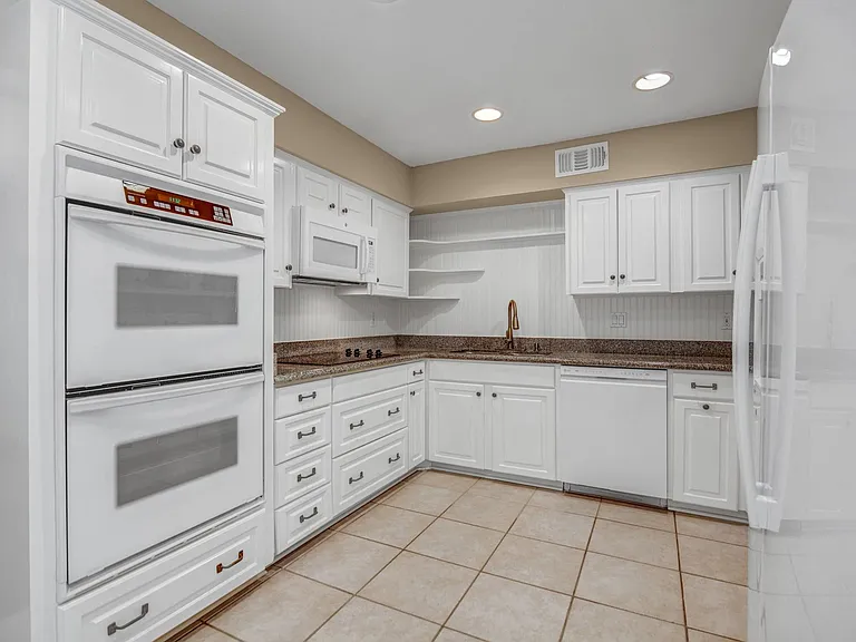 1659 W Sam Houston Pkwy S — Photo 9