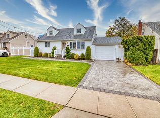 14 Seymor Ln, Hicksville, NY 11801