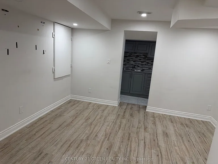 188 Holmes Cres #BASEMENT — Photo 3