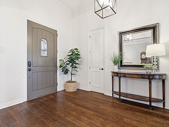4th image of 8079 Steeplechase Cir