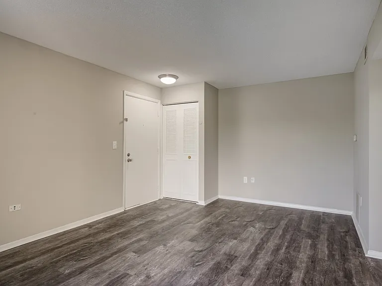 Lakeside Crossing at Eagle Creek Apartments and Townhomes — Photo 5