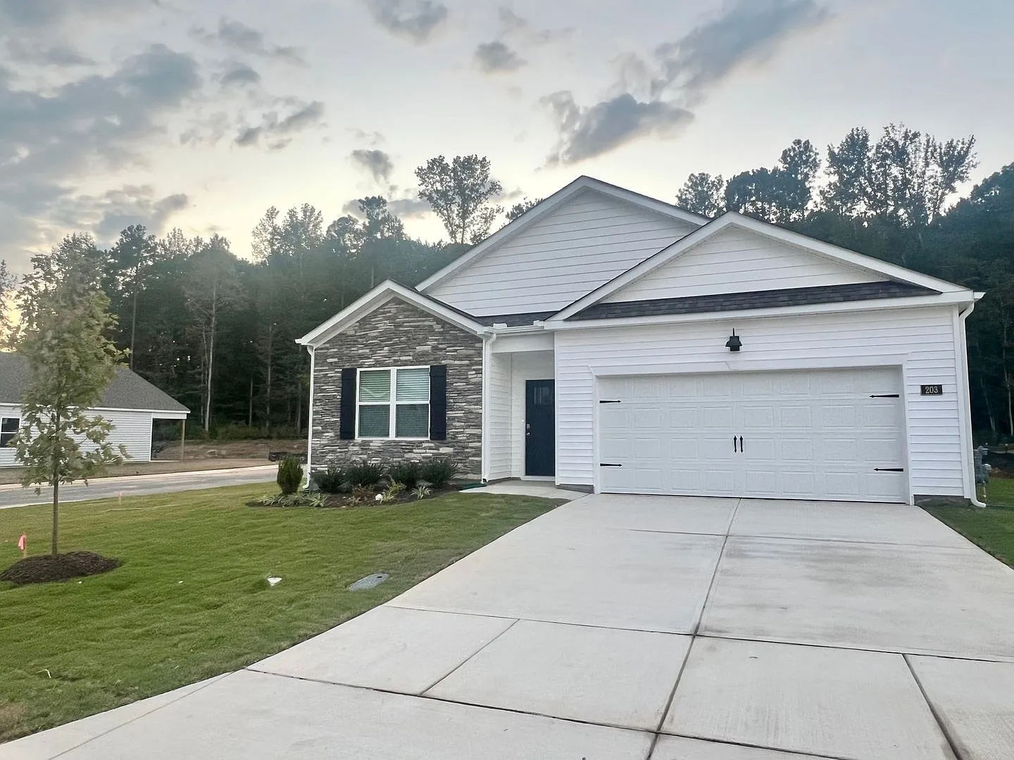 Charming 4BR Modern Home in Sanford — Photo 3